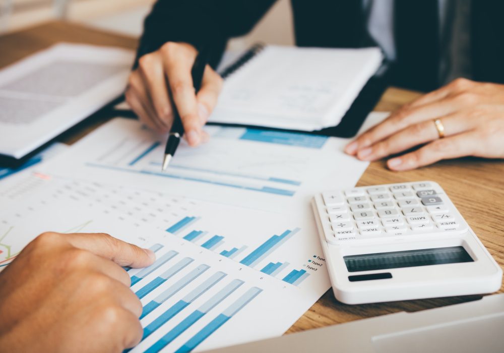 accounting staff of the company are jointly analyzing the graph of the expenses